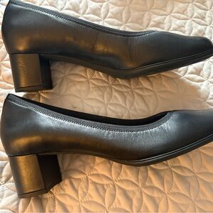 Aravon Women's Black Leather Career Dress Pumps